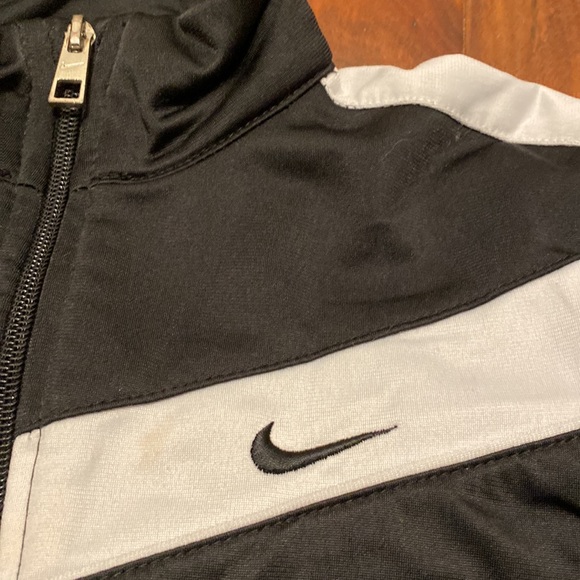 Boy’s Size 6 Nike Sports Zip-up Sweater/Jacket in Black with White Accents - Picture 2 of 6